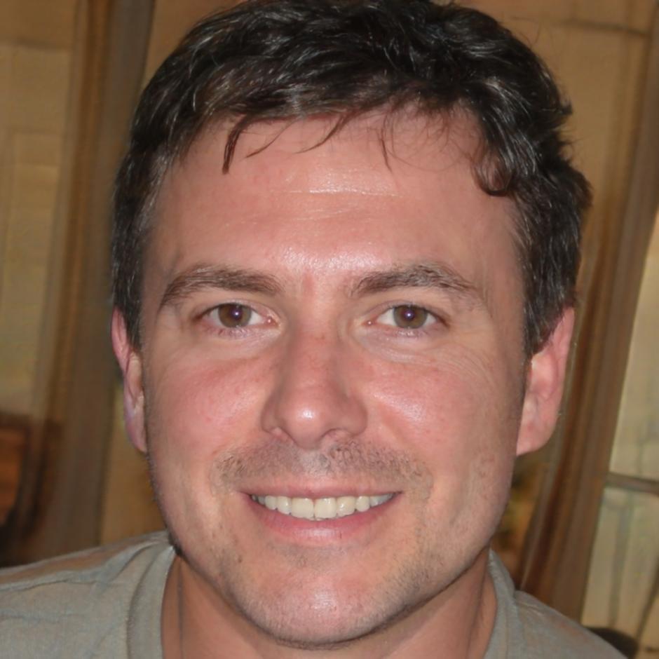 Portrait of Callum Isaksen, lead instructor and equity analyst